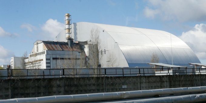 Ein Schutzbau bedeckt den explodierten Reaktor im Kernkraftwerk Tschernobyl. Ein Schutzbau bedeckt den explodierten Reaktor im Kernkraftwerk Tschernobyl.