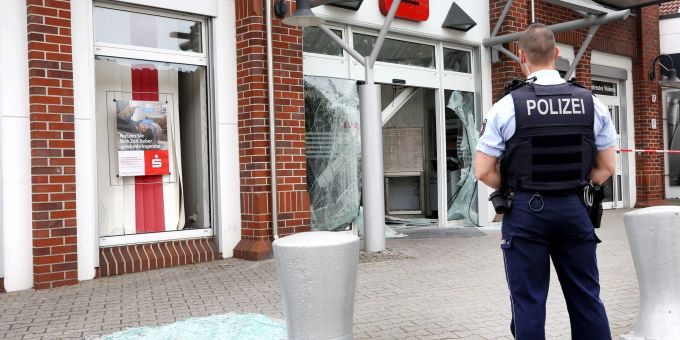 Die Sparkassenfiliale in Castrop-Rauxel ist nach der Sprengung eines Geldautomaten von der Polizei abgesperrt worden. Im Anschluss an die Sprengung gab es mehrere Schüsse vor dem Gebäude. Die Sparkassenfiliale in Castrop-Rauxel ist nach der Sprengung eines Geldautomaten von der Polizei abgesperrt worden. Im Anschluss an die Sprengung gab es mehrere Schüsse vor dem Gebäude.