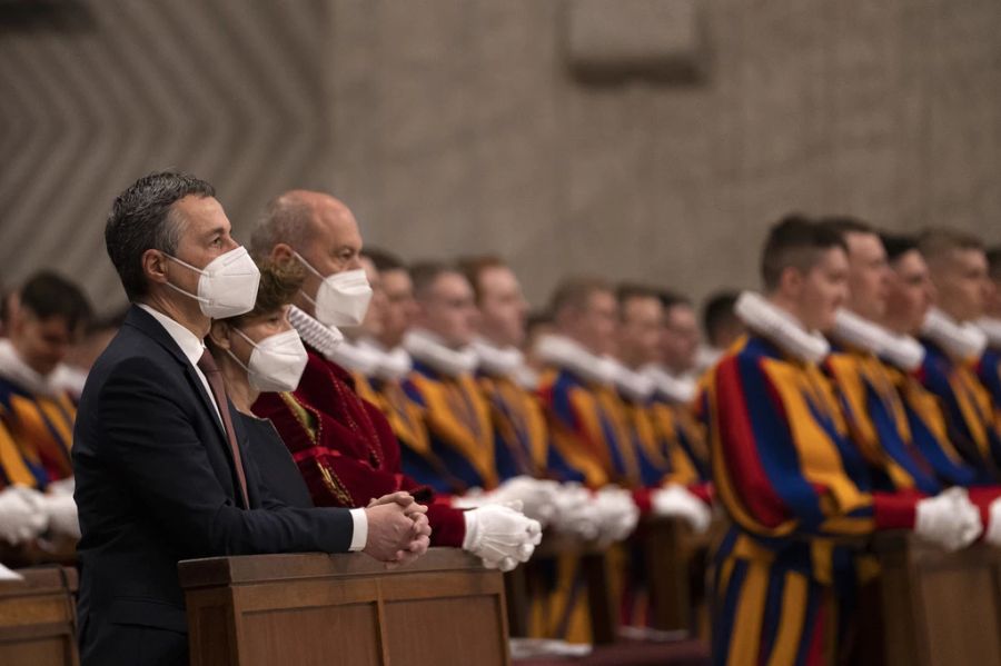 Bundespräsident Ignazio Cassis während der Vereidigung der neuen Schweizergardisten in Vatikanstadt.