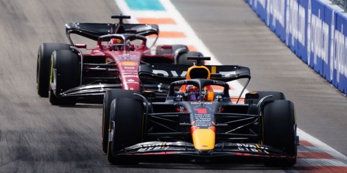 Max Verstappen behält im Duell gegen Charles Leclerc erneut die Oberhand. Max Verstappen