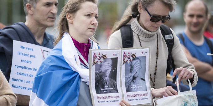 Russische Gegner des Angriffs-Krieges ihres Landes in der Ukraine protestieren in Genf auf der Place des Nations gegen die Politik des russischen Präsidenten Wladimir Putin. Russische Gegner des Angriffs-Krieges ihres Landes in der Ukraine protestieren in Genf auf der Place des Nations gegen die Politik des russischen Präsidenten Wladimir Putin.