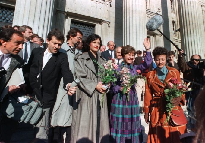 Alt Bundesrätin Elisabeth Kopp (mitte, winkend) und Renate Schwob, Leiterin des Dienstes für Verfahrensrecht bei Bundesamt für Justiz (links) wurden vom Bundesstrafgericht freigesprochen. Katharina Schoop (rechts) hingegen wurde schuldig gesprochen, 24. Februar 1990 Amtsgeheimnis Verletzung Kopp