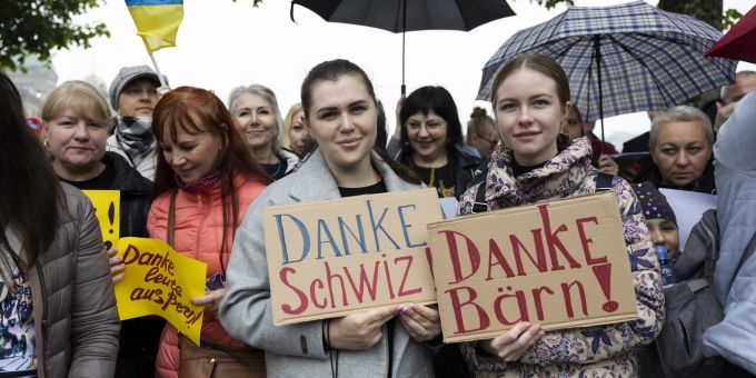 Flüchtlinge aus der Ukraine halten «Danke Schwiz» und «Danke Bärn» Plakate, bei der Pflanzung einer Friedenslinde als Zeichen fuer den Frieden und der Solidarität mit der Ukraine, am Freitag, 6. Mai 2022, auf der kleinen Schanze in Bern. (KEYSTONE/Peter Klaunzer) ukraine