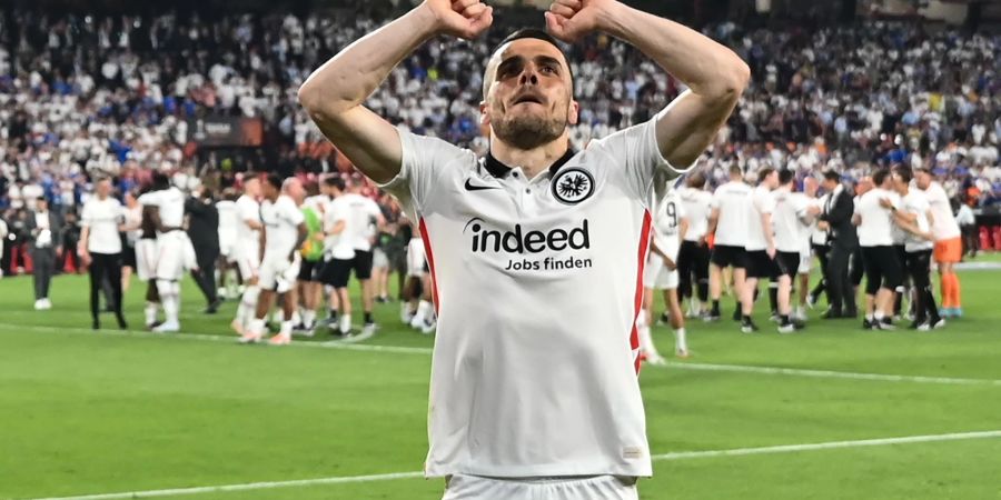 Frankfurts Filip Kostic jubelt nach dem Sieg im Finale gegen die Glasgow Rangers.