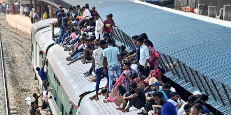 Passagiere auf einem Zugdach in Bangladesch