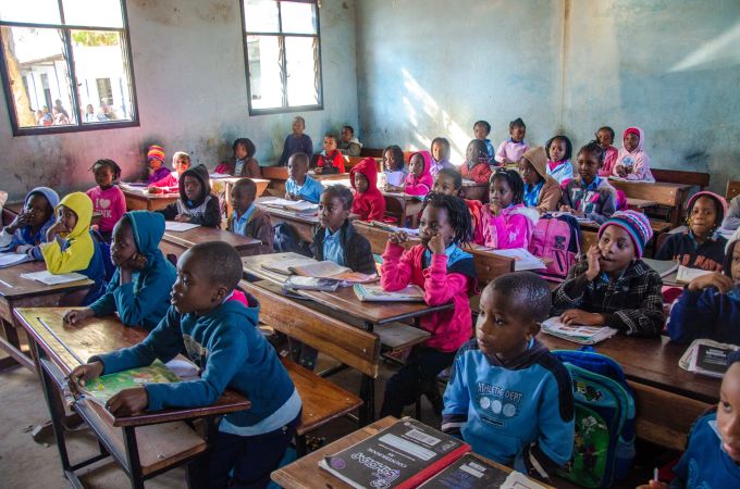 Durch die Radevents erhalten 700 Kinder an der Primarschule Inhaca Nkalane fliessendes Wasser, Sanitäre Anlagen und Hygiene-Workshops. Schulklasse in Mosambik