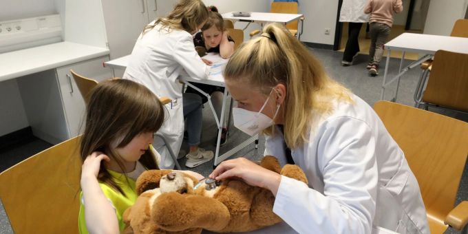 Nach der Wiedereröffnung des Teddybärkrankenhauses an der Universitätsmedizin empfängt Anna Rautmann, Medizinstudentin, den Teddy einer kleinen Besucherin. Nach der Wiedereröffnung des Teddybärkrankenhauses an der Universitätsmedizin empfängt Anna Rautmann, Medizinstudentin, den Teddy einer kleinen Besucherin.