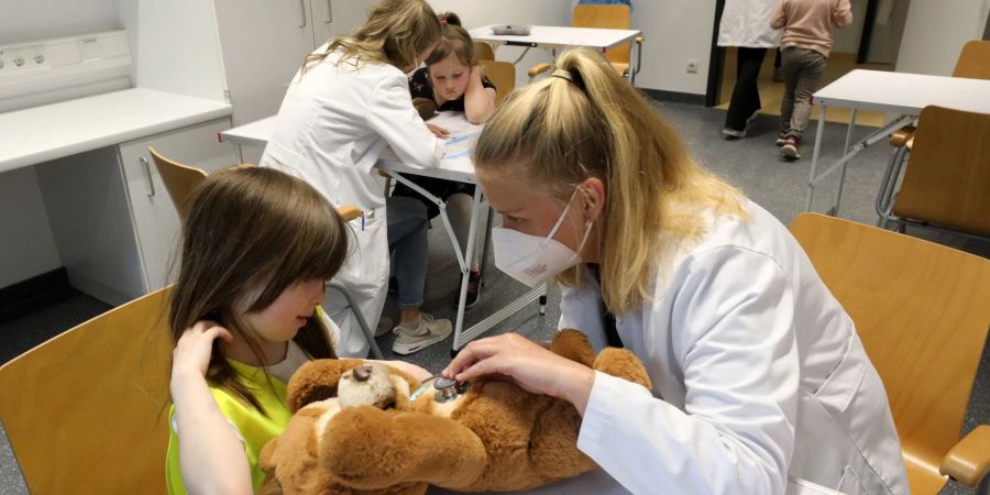 Nach der Wiedereröffnung des Teddybärkrankenhauses an der Universitätsmedizin empfängt Anna Rautmann, Medizinstudentin, den Teddy einer kleinen Besucherin.