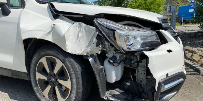 Der Autofahrer musste durch den Rettungsdienst ins Spital gebracht werden. Der Lenker musste durch den Rettungsdienst ins Spital gebracht werden.
