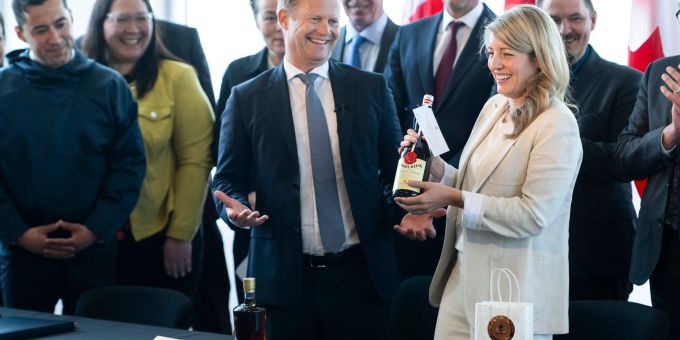 Jeppe Kofod (M), Aussenminister von Dänemark, und Mélanie Joly (r), Aussenministerin von Kanada. Jeppe Kofod (M), Aussenminister von Dänemark, und Mélanie Joly (r), Aussenministerin von Kanada.