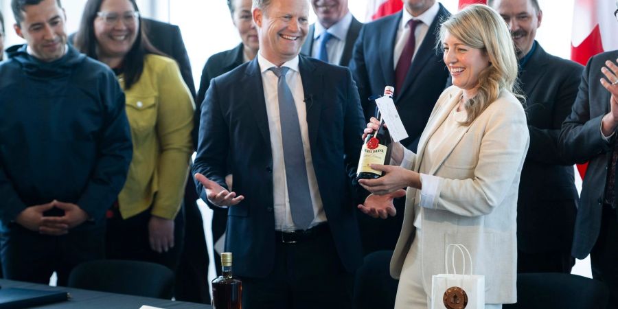 Jeppe Kofod (M), Aussenminister von Dänemark, und Mélanie Joly (r), Aussenministerin von Kanada.