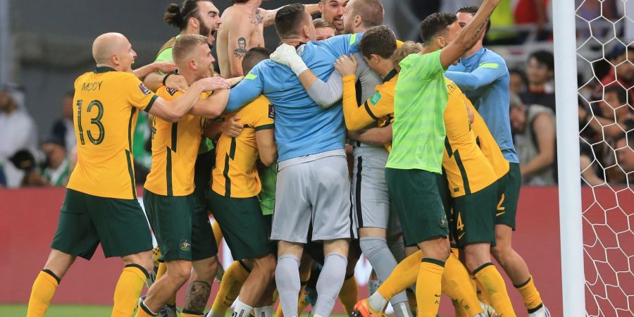 Australiens Spieler jubeln nach dem Sieg im Elfmeterschiessen.
