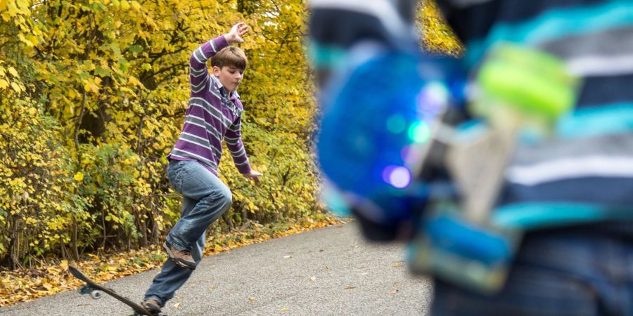 In einem bestimmten Alter sind Kinder noch nicht vollständig in der Lage, ihren Körper zu stabilisieren. Das steigert das Verletzungsrisiko.