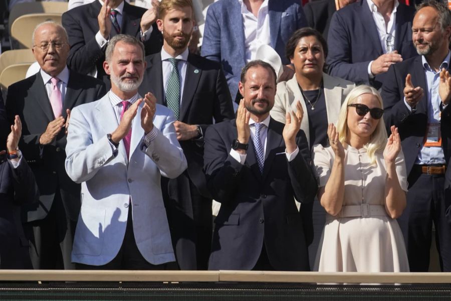 Der spanische König Felipe VI. applaudiert.