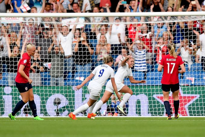 Englands Georgia Stanway jubelt über Tor zum 1:0 gegen Norwegen. em norwegen