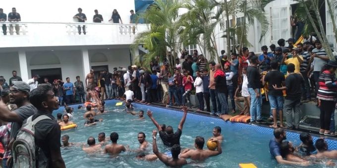 Ein Bild, das um die Welt ging: Regierungsgegner schwimmen in dem Swimmingpool der offiziellen Residenz des sri-lankischen Präsidenten, nachdem sie diesen gestürmt haben. Ein Bild, das um die Welt ging: Regierungsgegner schwimmen in dem Swimmingpool der offiziellen Residenz des sri-lankischen Präsidenten, nachdem sie diesen gestürmt haben.