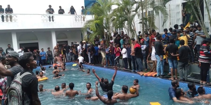 Ein Bild, das um die Welt ging: Regierungsgegner schwimmen in dem Swimmingpool der offiziellen Residenz des sri-lankischen Präsidenten, nachdem sie diesen gestürmt haben.