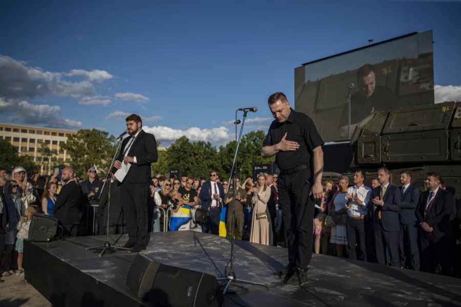 Der ukrainische Innenminister Denys Monastyrskyj (r.) gestikuliert nach seiner Rede bei der Eröffnung der Ausstellung am 11. Juli 2022 in Prag.
