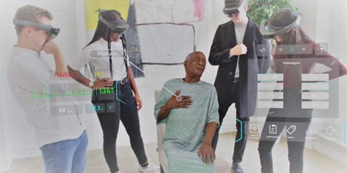 In einer Mixed-Reality-Situation sollen Medizin-Studenten in Zukunft Hologramme als Ersatz für echte Patienten behandeln. In einer Mixed-Reality-Situation sollen Medizin-Studenten in Zukunft Hologramme als Ersatz für echte Patienten behandeln.