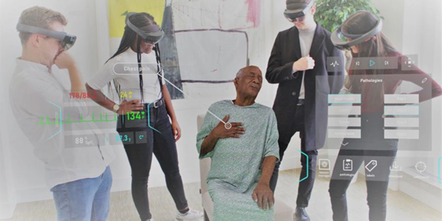 In einer Mixed-Reality-Situation sollen Medizin-Studenten in Zukunft Hologramme als Ersatz für echte Patienten behandeln.