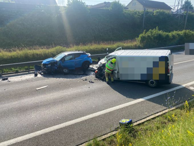 Zwei Verletzte bei Verkehrsunfall in Hausen AG.