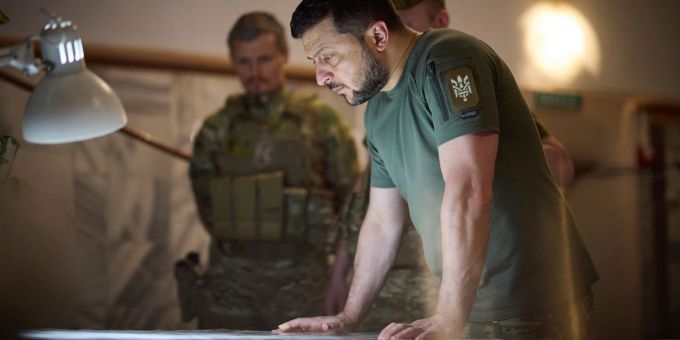 Ukraines Präsident Wolodymyr Selenskyj berät mit Militärpersonal. Ukraine Krieg