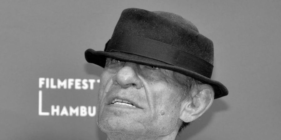 Regisseur Klaus Lemke im Jahr 2020 auf einer Filmpremiere in Hamburg.