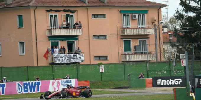Charles Leclerc vom Team Ferrari beim Sprintrennen auf der Strecke in Imola unterwegs. Charles Leclerc vom Team Ferrari beim Sprintrennen auf der Strecke in Imola unterwegs.