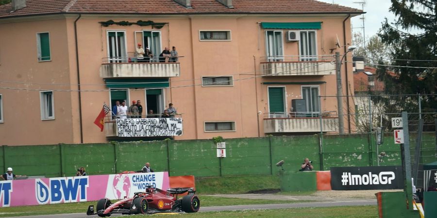 Charles Leclerc vom Team Ferrari beim Sprintrennen auf der Strecke in Imola unterwegs.