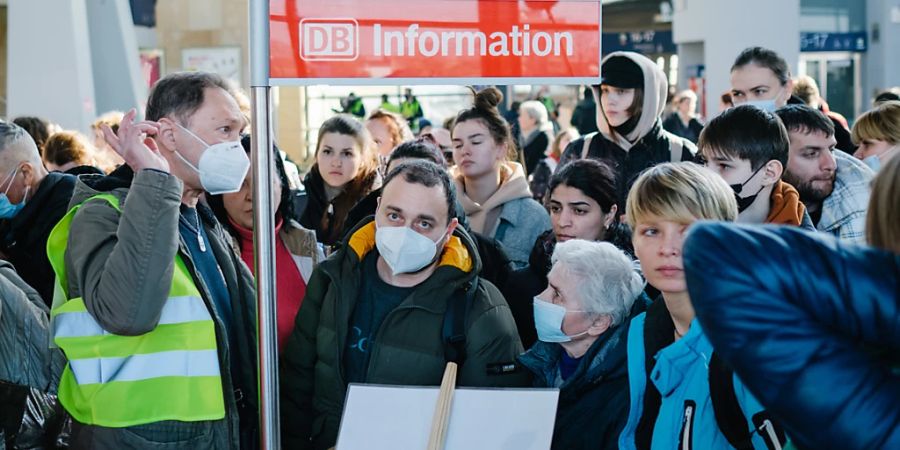 ARCHIV - Flüchtlinge aus der Ukraine stehen nach ihrer Ankunft am Bahnhof von Hannover. Die EU-Kommission hat verschiedene Mitgliedsstaaten bislang mit 3,5 Milliarden Euro für die Aufnahme von Flüchtlingen aus der Ukraine unterstützt. Das teilte der zuständige EU-Kommissar Nicolas Schmit am Donnerstag mit. Foto: Ole Spata/dpa