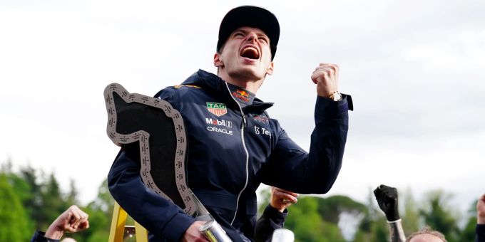 Max Verstappen (Red Bull) feiert seinen Sieg beim Emilia-Romagna-GP der Formel 1. Max Verstappen Red Bull