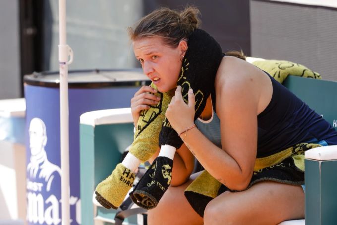 Jule Niemeier sitzt im Schatten und kühlt sich. Jule Niemeier