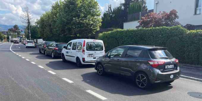 Ein verletzter Lenker bei Unfall zwischen vier Autos.