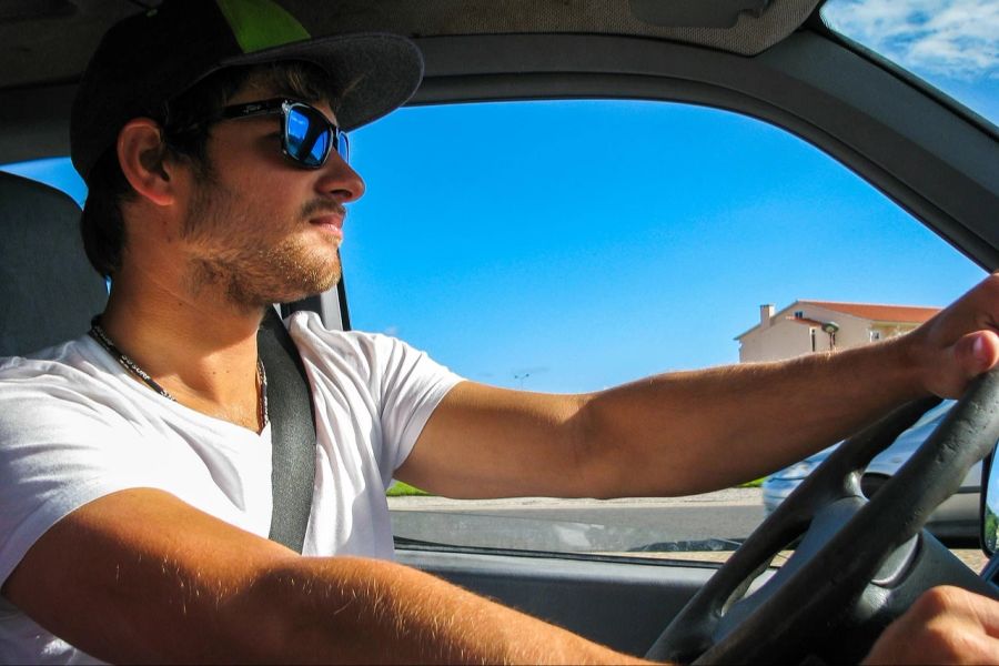 Mann im AUto
