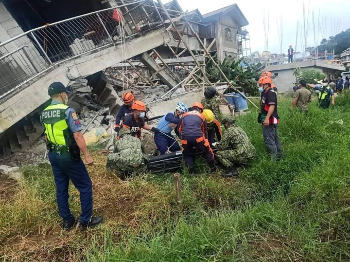 Rettungskräfte bergen nach dem Erdbeben auf den Philippinen eine Person aus einem eingestürzten Gebäude. Philippinen