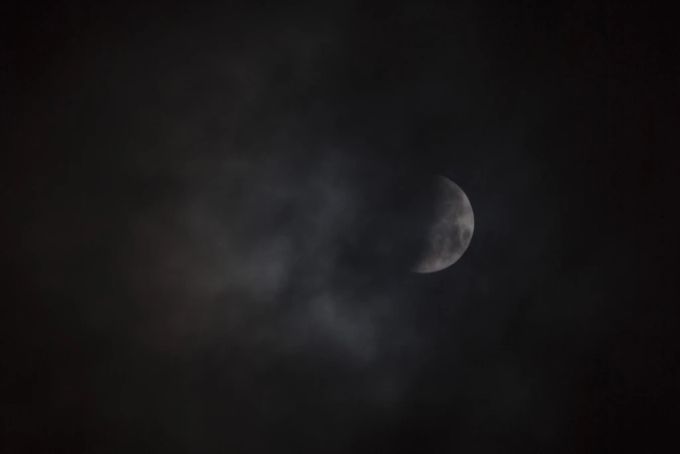 Die Mondfinsternis trat am Montagmorgen über Europa ein. Mondfinsternis