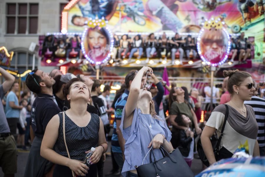 Die Besuchenden schauen der Flugshow am Züri Fäscht 2019 zu.