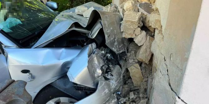 Himmelried: Mit Auto in Hauswand geprallt