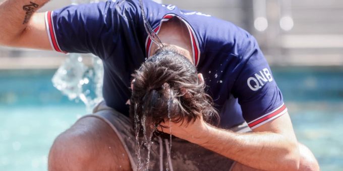 Ein junger Mann übergiesst sich mit einer Wasserflasche, um die Hitze zu bekämpfen. Eine Hitzewelle, die zweite für Spanien in weniger als einem Monat und die erste in diesem Jahr für Portugal, wird voraussichtlich mindestens bis zum Wochenende andauern, so die Behörden am Dienstag. Foto: Ricardo Rubio/EUROPA PRESS/dpa Klimawandel