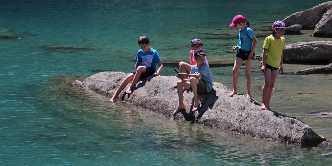 Baden im Caumasee kann teuer werden! Kinder kommen etwas günstiger davon. Caumasee Badi Schwimmen Sommer Kinder