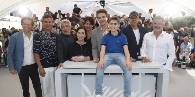 Aton Soumache, Ludovic Bourge, Alain Chabat, Anne Goscinny, Regisseurin Amandine Fredon, Regisseur Benjamin Massoubre, Simon Faliu, Laurent Lafitte und Lilian Eche beim Fotocall für «Le Petit Nicolas - Qu'est Ce Qu'on Attend Pour Etre Heureux» während der 75. jährlichen Filmfestspiele von Cannes, in Cannes, Frankreich, 21. Mai 2022. festival d?animation annecy