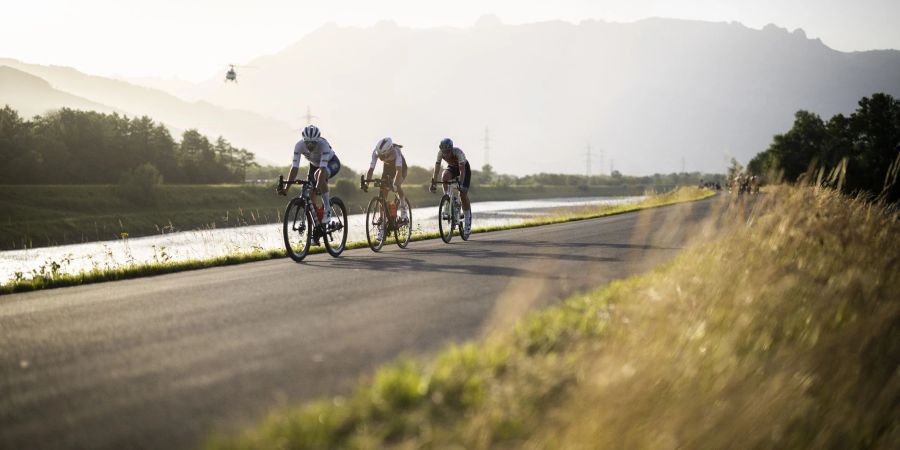 Eine Frauen-Ausreissergruppe bei der Tour de Suisse in Aktion.