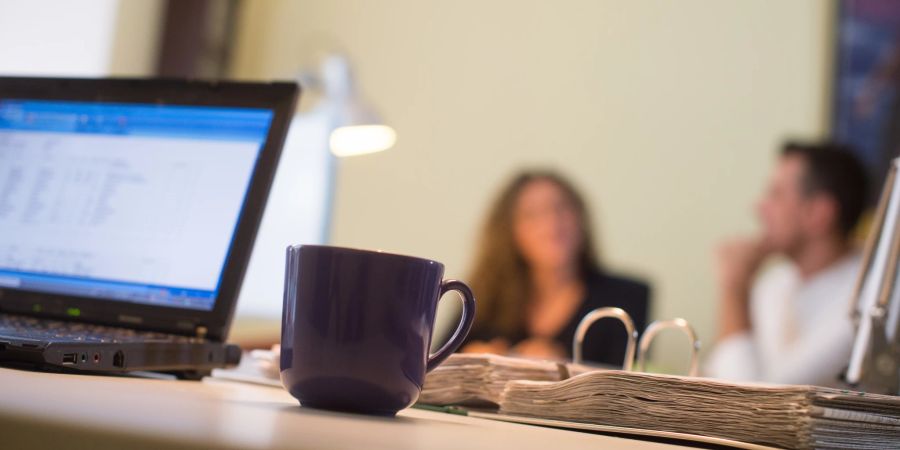 Laptop Tasse Akten Ordner Frauen