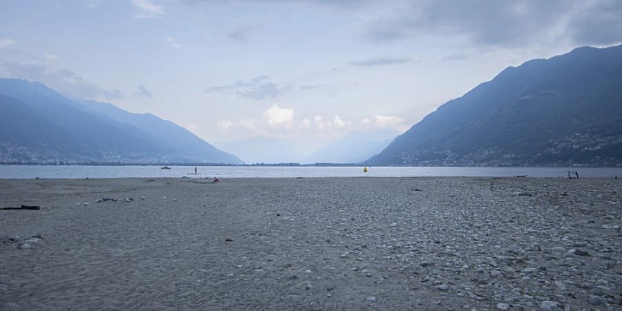 Viel Sand, wenig Wasser: Die ausgetrocknete Flussmündung der Maggia beim Lago Maggiore gibt ein ungewohntes Bild ab.