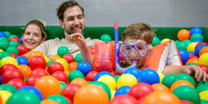 Familie Burkart hat den neu eröffneten Indoor Funpark im Sunstar Hotel Arosa ausgiebig getestet und dabei offensichtlich Spass gehabt. Bällebad