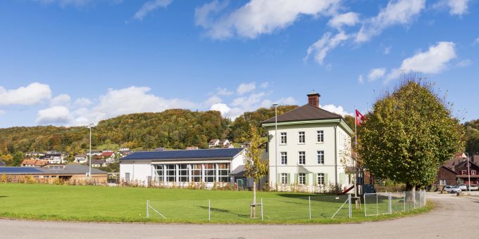 Das Schulhaus und die Turnhalle in Hellikon. 1875 ereignete sich ein tragisches Unglück, als das Treppenhaus des zehn Jahre zuvor erbauten Schulhauses von Hellikon einstürzte. Das Schulhaus und die Turnhalle in Hellikon. 1875 ereignete sich ein tragisches Unglück, als das Treppenhaus des zehn Jahre zuvor erbauten Schulhauses von Hellikon einstürzte.