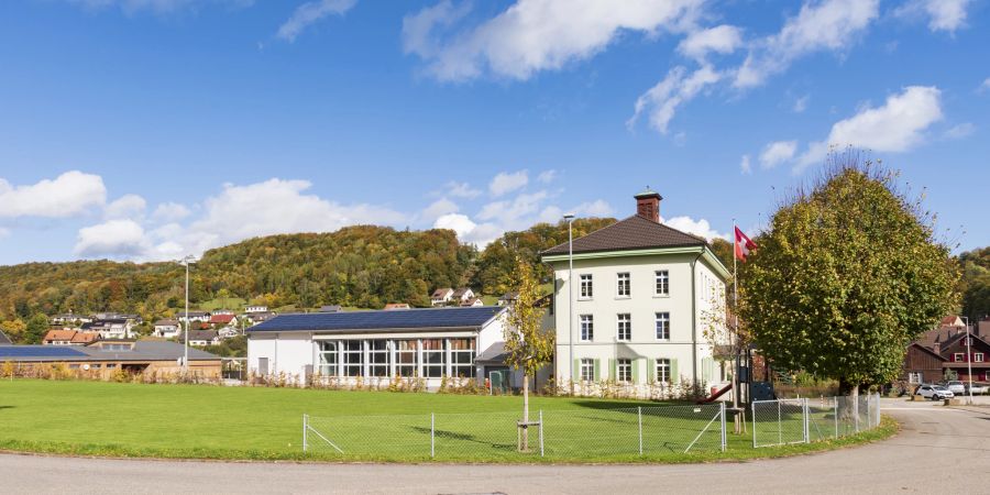 Das Schulhaus und die Turnhalle in Hellikon. 1875 ereignete sich ein tragisches Unglück, als das Treppenhaus des zehn Jahre zuvor erbauten Schulhauses von Hellikon einstürzte.