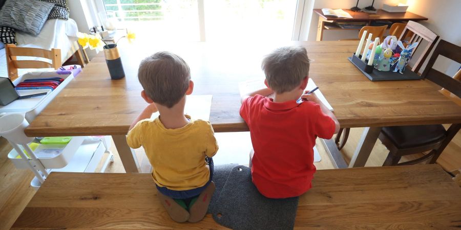 Viele Mütter haben einer Umfrage zufolge während der Corona-Pandemie eine Verschlechterung der seelischen Gesundheit ihrer Kinder bemerkt.