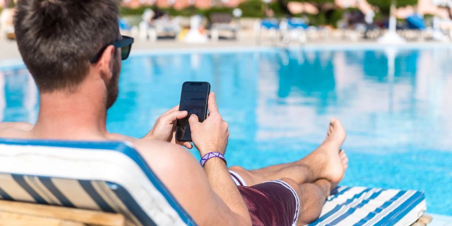 Zum Themendienst-Bericht vom 5. Juli 2022: Wer das Smartphone mit in den Urlaub nimmt, sollte zur eigenen Sicherheit ein paar Dinge beachten.