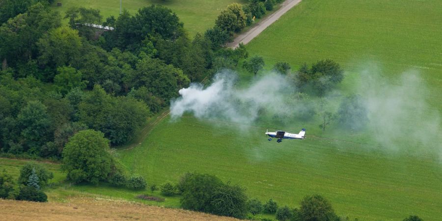 Während der Ausbildung zum Luftbeobachter fliegt ein Pilot mit einem Schüler mit einem Kleinflugzeug der Echo-Klasse einen Ausbildungsflug in der Nähe von Giebelstadt.